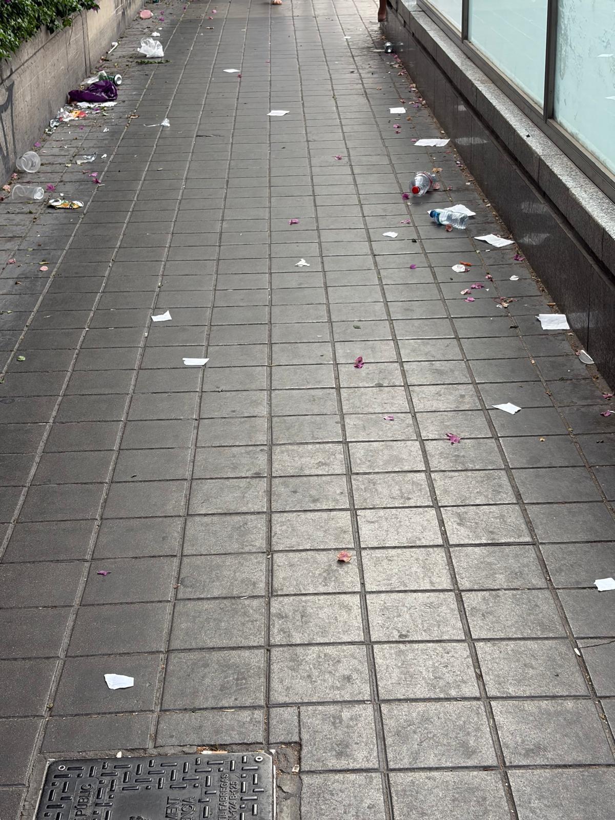 Aolgunas de las calles de la ciudad siguen con confetti y rastros de anoche
