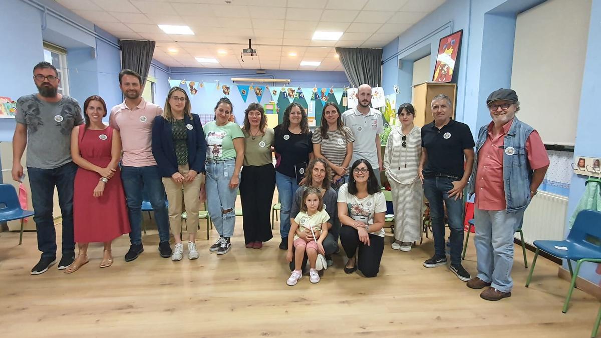 Integrantes de la comunidad educativa junto a representantes políticos y sindicales en el centro franquino.