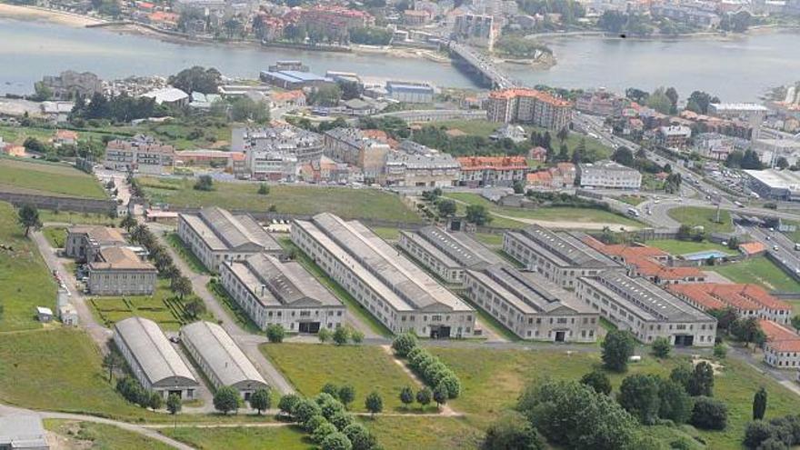 Vista aérea de la Fábrica de Armas, con la ría de A Pasaxe al fondo. / víctor echave