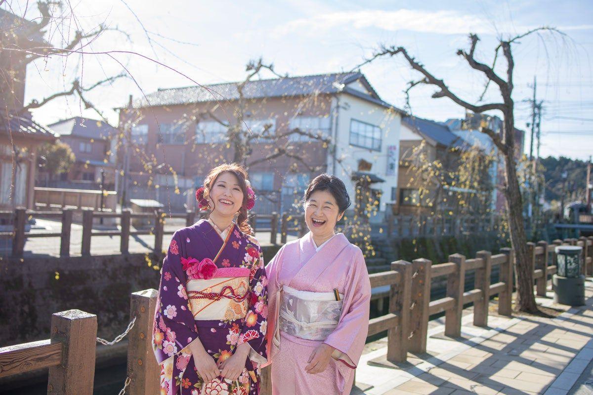 Mujeres con kimonos en una calle de Tokio, Japón