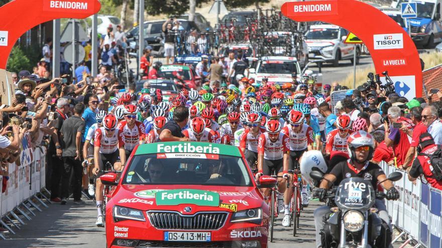 Los ciclistas a su salida de Benidorm