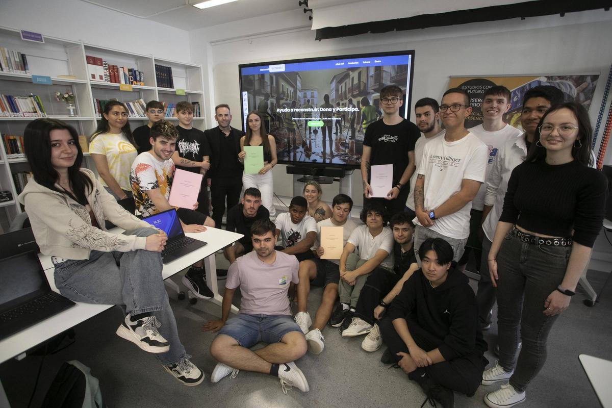 Alumnnado y el profesor que han impulsado la APP.