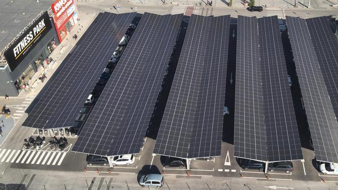 Avanzan los trabajos para convertir el párking del Alcampo de Sant Boi en una macroplanta fotovoltaica