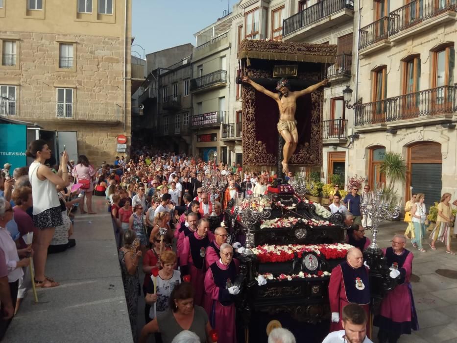 Miles de fieles acompañan a la imagen del nazareno en la tradicional procesión por el centro de la ciudad con principio y final en la Colegiata.