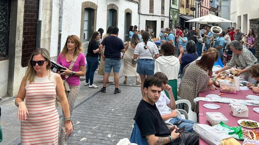 Pravia celebra su comida en la calle  y el  concurso de ganados