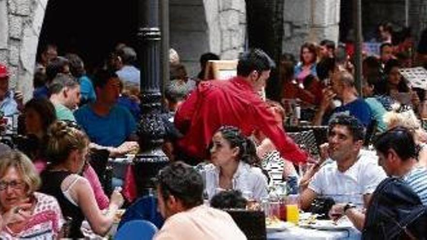 Gent fent el toc a les terrasses de la Rambla, en una imatge d&#039;arxiu.