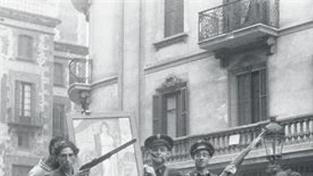 Militantes anarquistas y guardias de asalto, en la Via Laietana, ensalzando a la República.