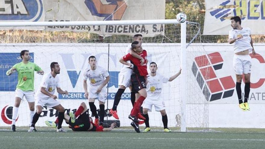 Una acción del derbi que protagonizaron los peñistas y los formenterenses en la cuarta jornada del campeonato liguero.