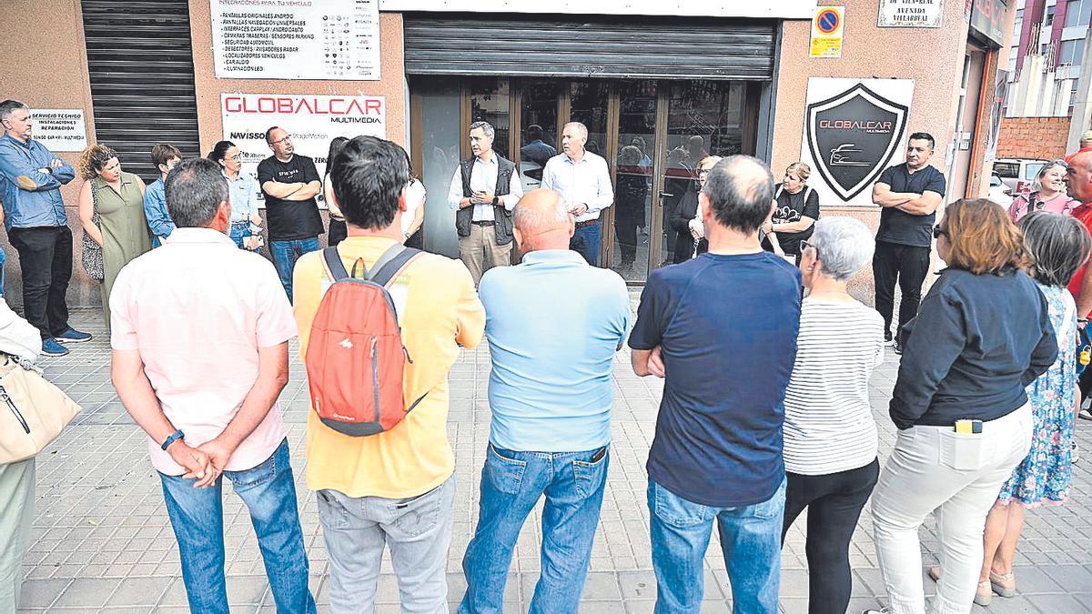 Un momento de la reunión de los concejales Vicent Sales y Antonio Ortolá con los vecinos afectados.