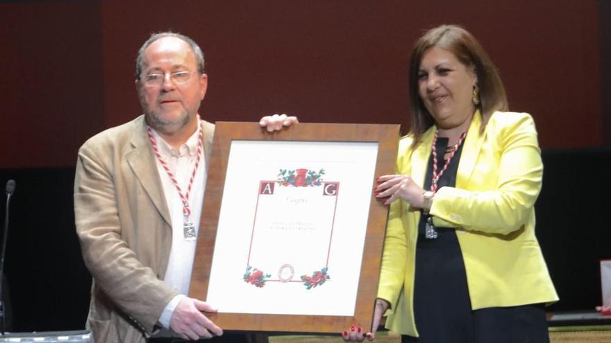 Luis Miguel Piñera recoge la Medalla de Plata de Gijón en 2019 de manos de la edil Marina Pineda. | Marcos León