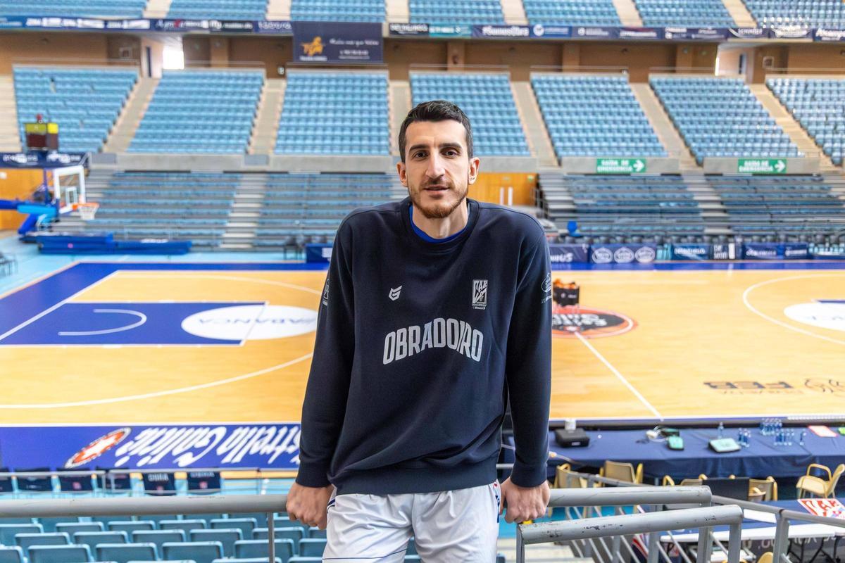 Dejan Kravic posando en el Multiusos Fontes do Sar antes del entrenamiento del equipo.