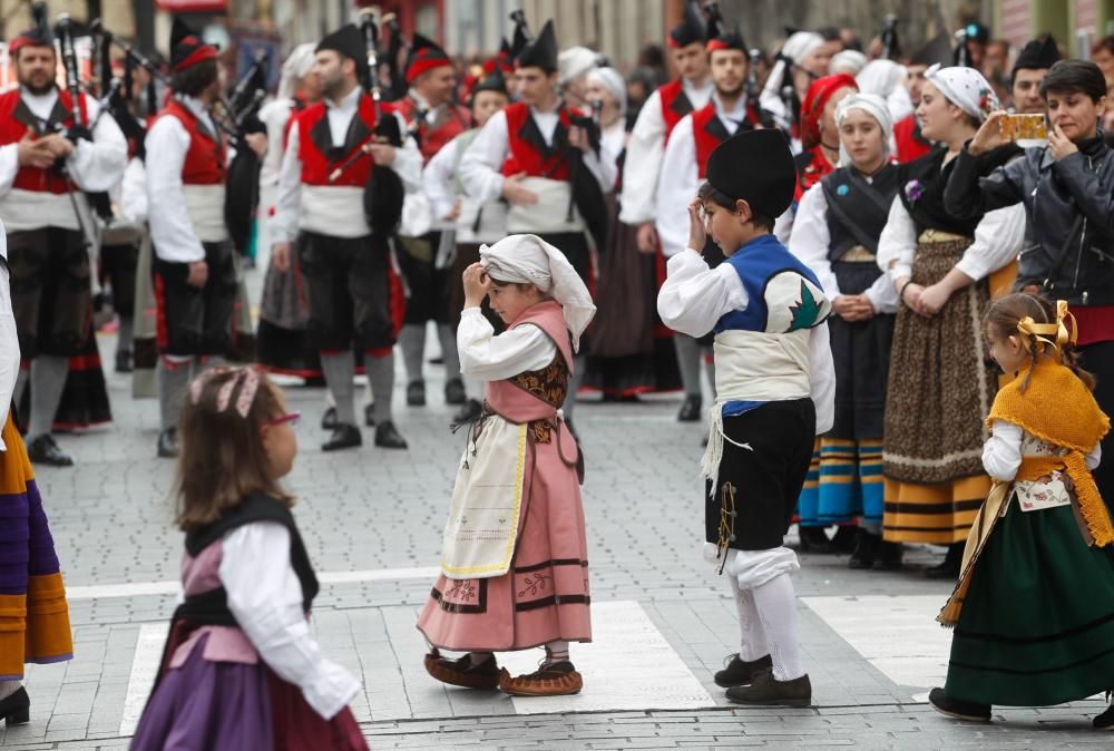 Desfile de grupos folclóricos en los Güevos Pintos 2017