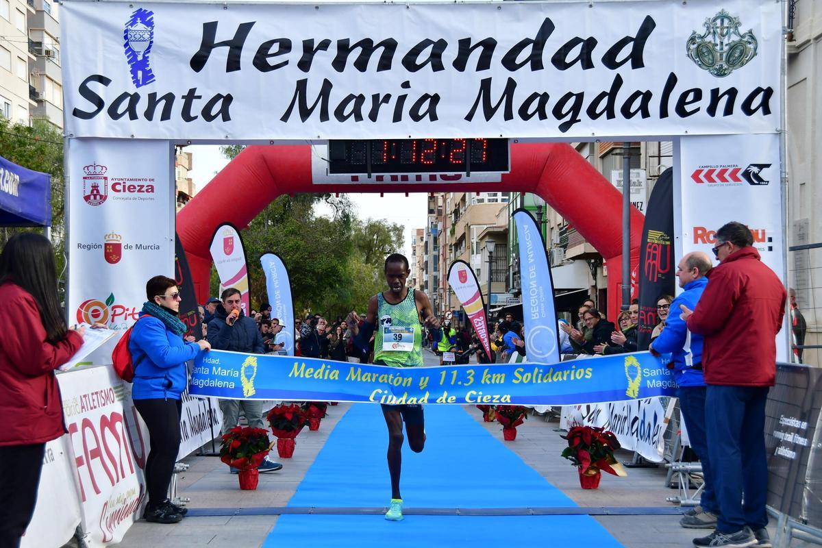 John Kurui Chebii, ganador de la Media Maratón de Cieza, entrando en meta