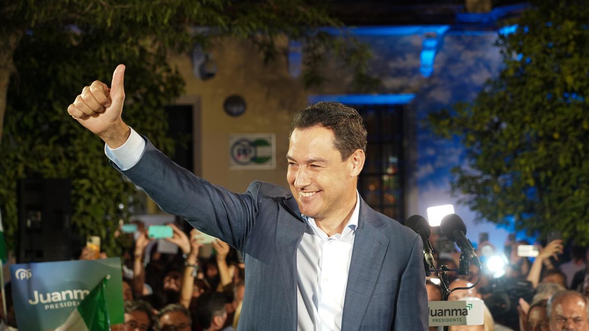 Imagen del presidente de la Junta de Andalucía en funciones, Juanma Moreno, festejando este domingo su victoria en las elecciones andaluzas.