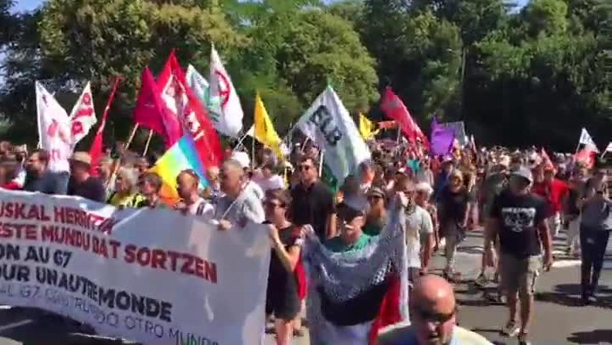 Distintos momentos de la manifestación que ha recorrido este sábado diversas calles de Hendaya e Irún en protesta por la celebración de la cumbre del G7.