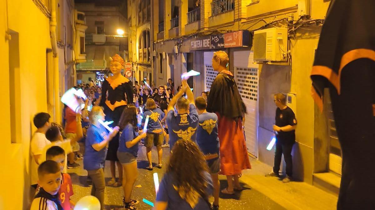 Cercavila de correfoc amb elements lluminosos en lloc de pirotècnia que es va fer a Sant Vicenç