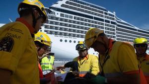 Un simulacre d’incendi en un creuer testa els sistemes d’emergència del barco