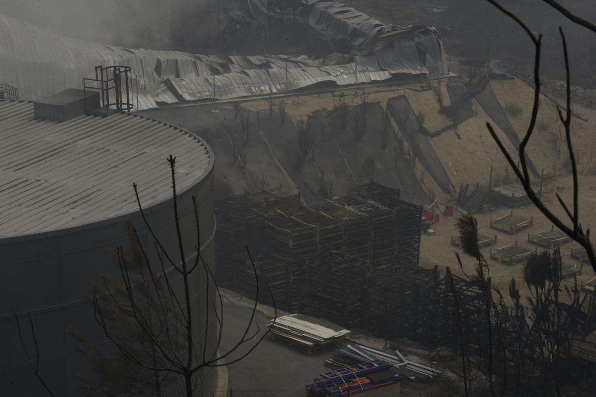 Vista de la Empresa Autoneum quemada por el fuego, en el polígono industrial de A Rúa, Ourense