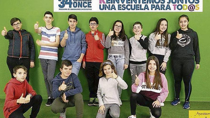 Grupo de escolares del colegio Virxe da Cela que se ha impuesto en la fase autonómica en la categoría de la ESO