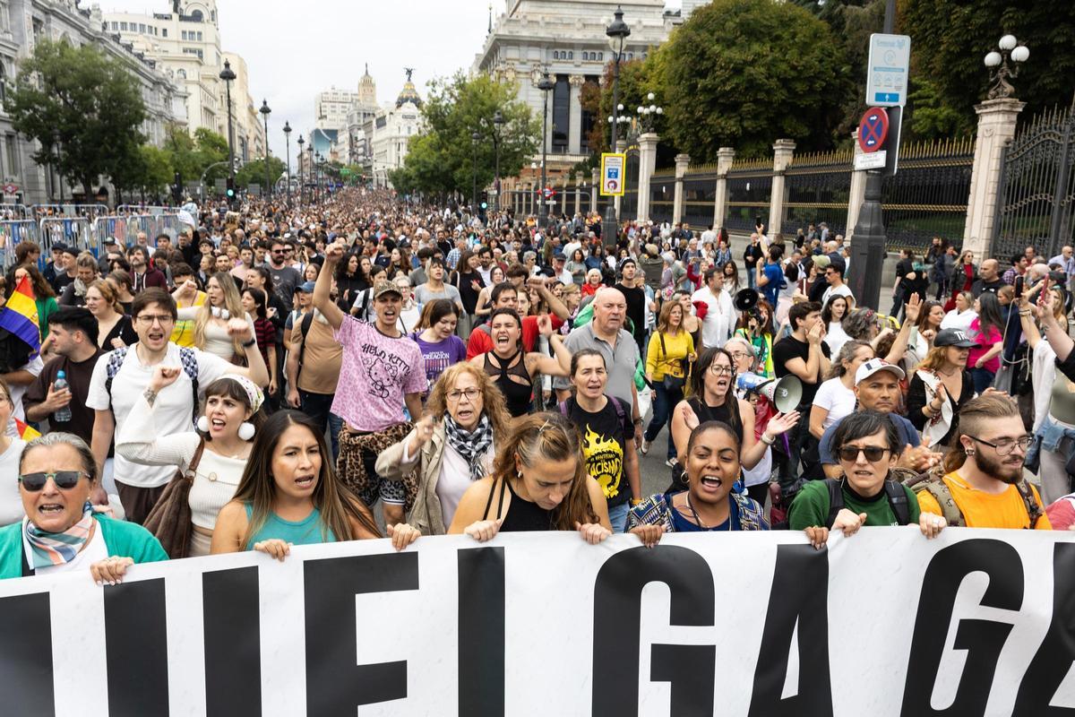 Numerosas personas durante la manifestación para exigir una reducción del precio de los alquileres de la vivienda, a 3 de octubre de 2026, en Madrid (España).