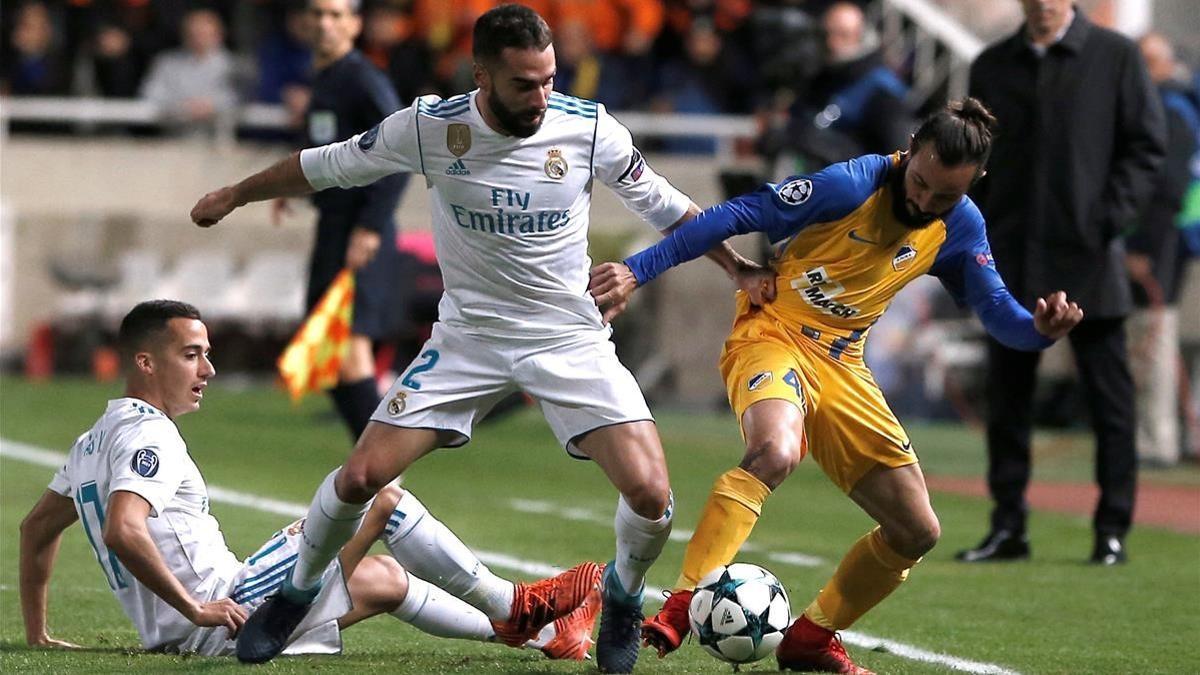 Carvajal, junto a Lucas Vázquez, intenta quitarle el balón a Aloneftis