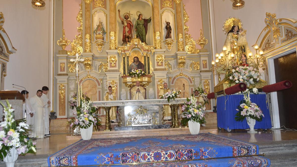 El obispo de Segorbe-Castellón, Casimiro López Llorente, presidió la misa solemne en la iglesia parroquial de Almenara.