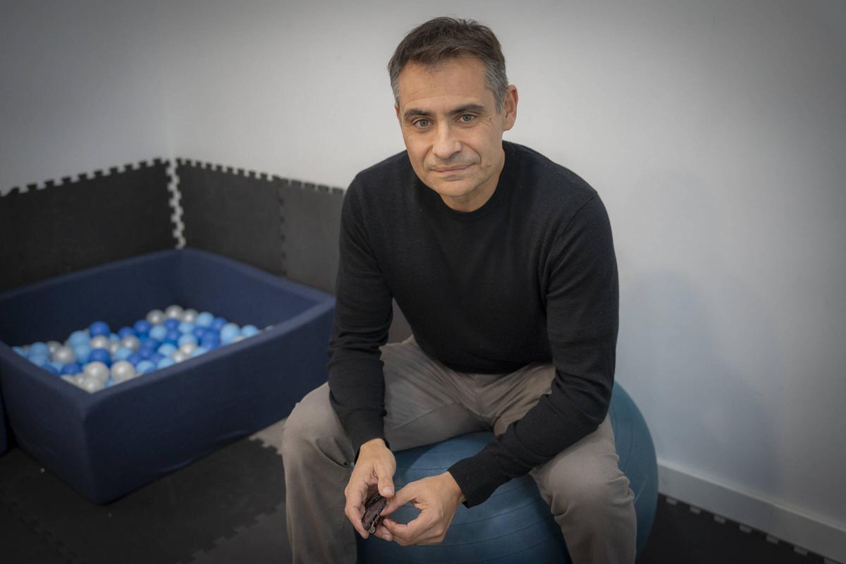 Emili Navarro, esta semana en una de las aulas de la escuela en la que trabaja.