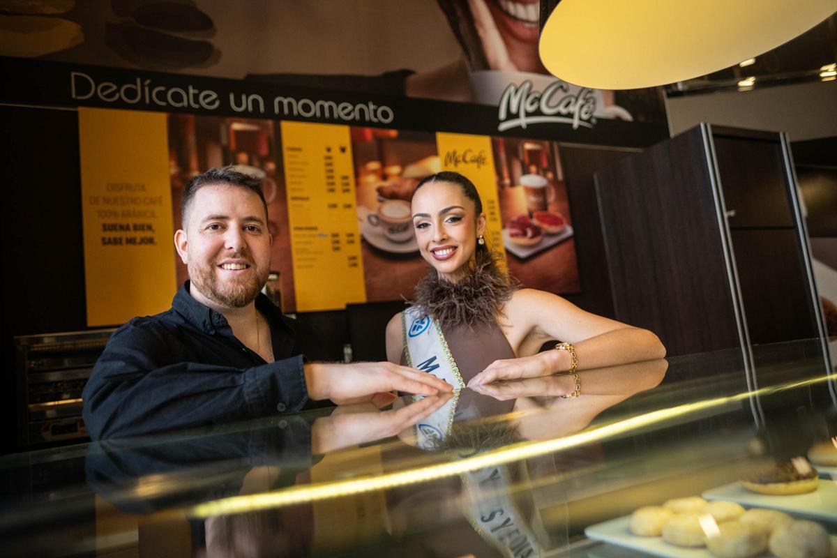 Visita de la candidata a reina de McDonald's y El Día a uno de los restaurantes