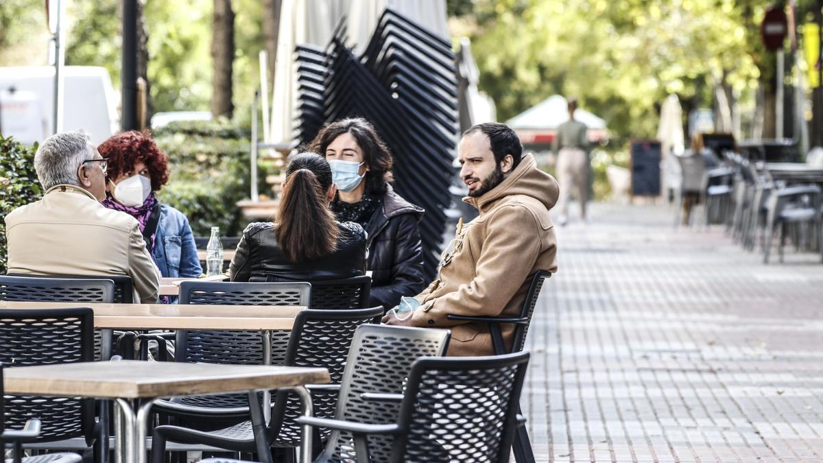 Café con abrigo: Cáceres estrena las terrazas de invierno - El Periódico  Extremadura