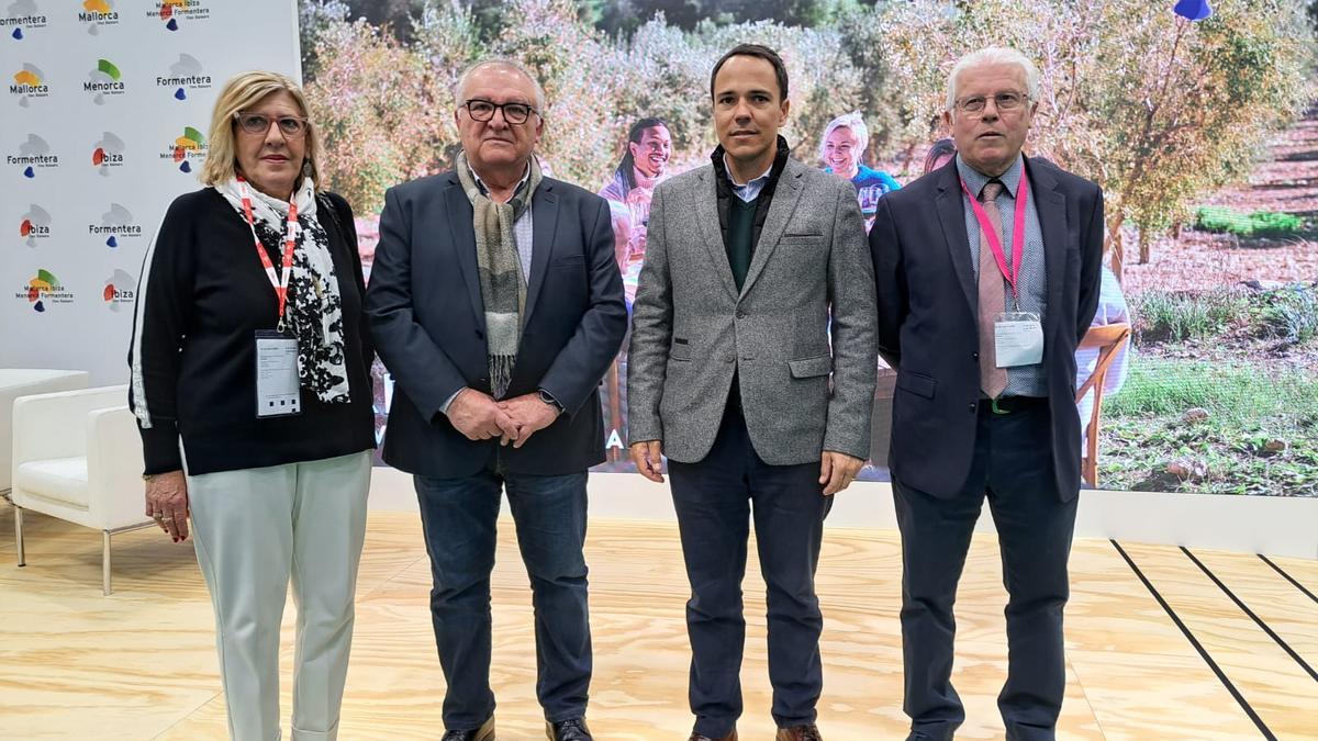 Las autoridades municipales de Alcúdia, en el estand de Balears de Fitur.