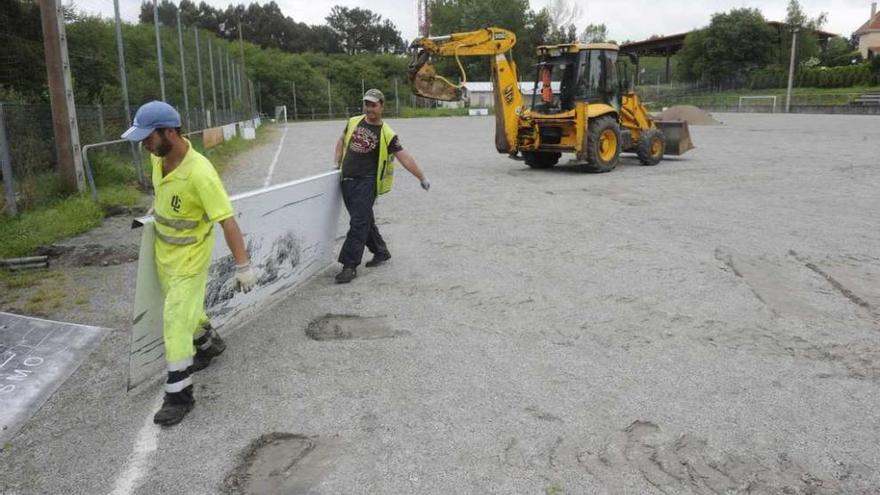 Las excavadoras entran por fin en Os Regos para el césped artificial