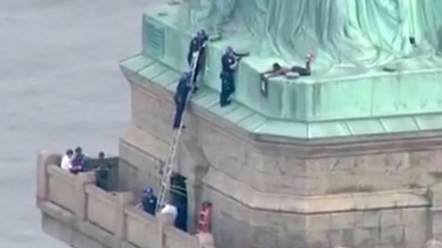 Detenida una mujer por escalar la Estatua de la Libertad