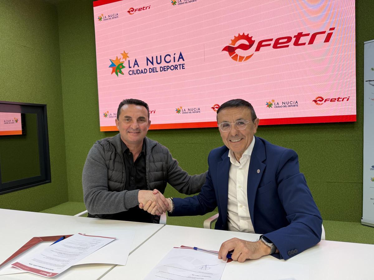 Bernabé Cano, alcalde de La Nucía y José Hidalgo, presidente de la FETRI , tras la firma del convenio.