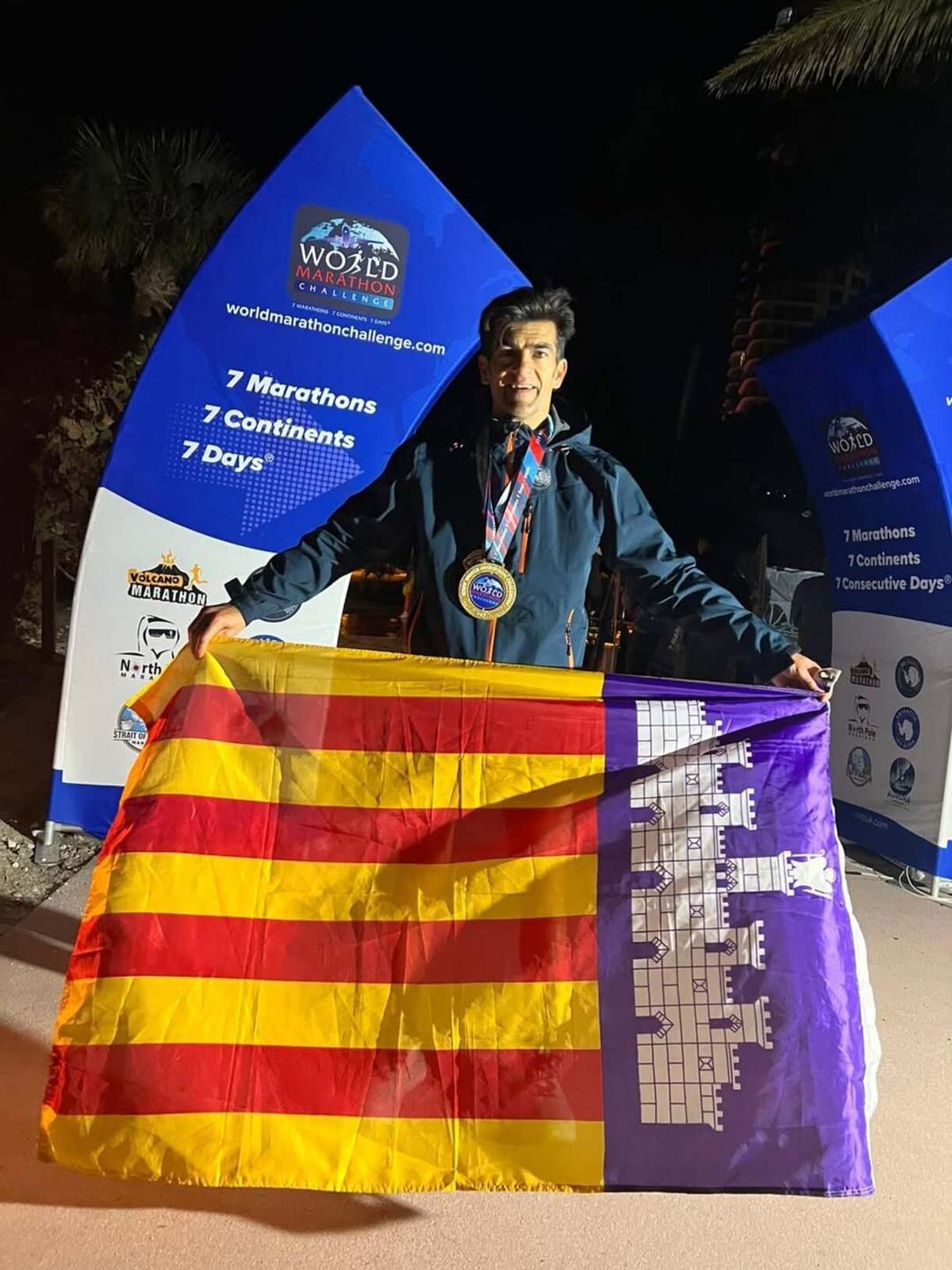Joan Pere Carbonell, con su medalla de 'finisher' de la prueba y la bandera de Mallorca
