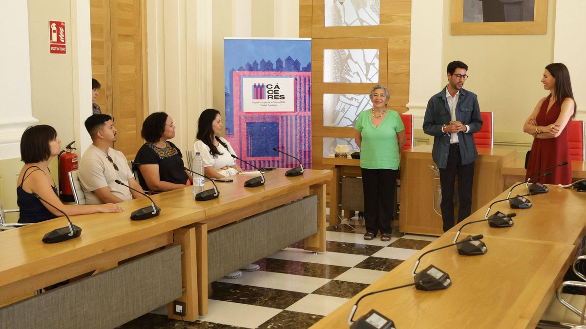 Visita de profesores de Delaware al Ayuntamiento de Cáceres