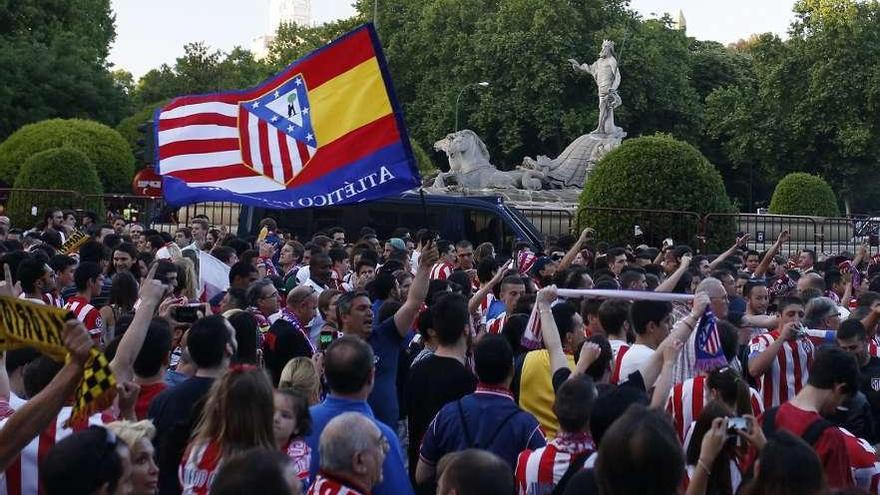 Aspecto de la Plaza de Neptuno tras el final del partido. // Efe