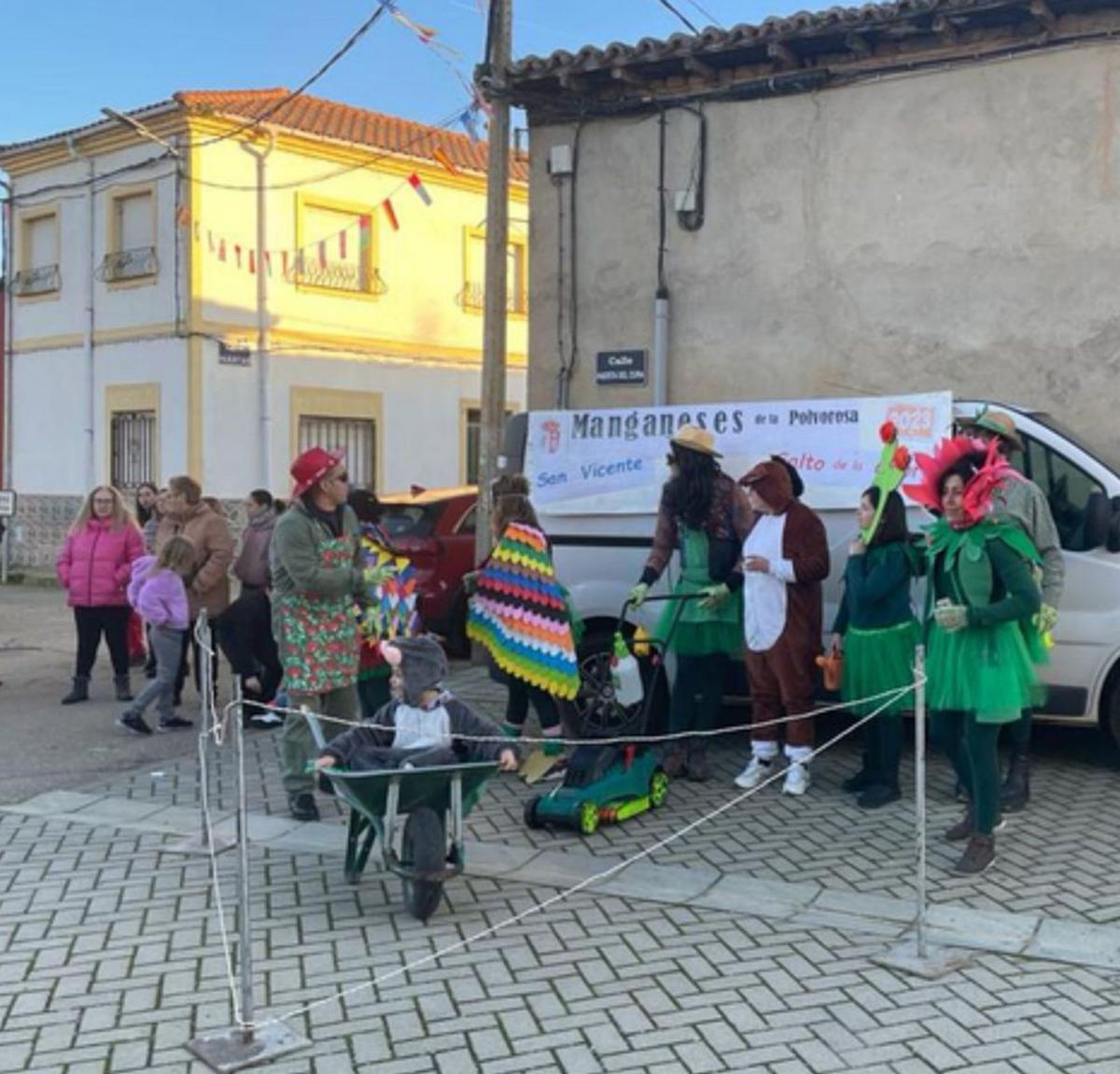 Disfracees participantes en el concurso de ayer en Manganeses. | E. P.