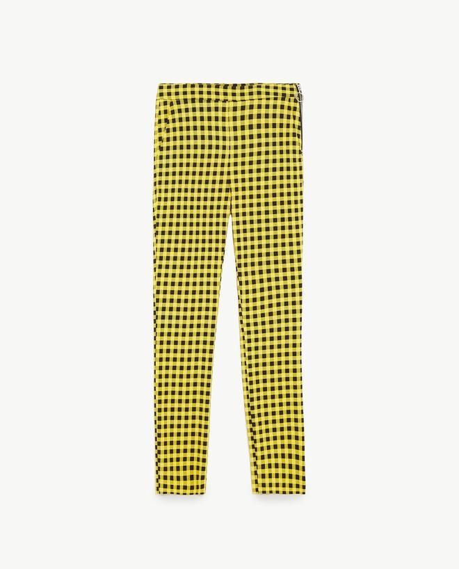 Pantalón amarillo con cuadros negros de Zara.