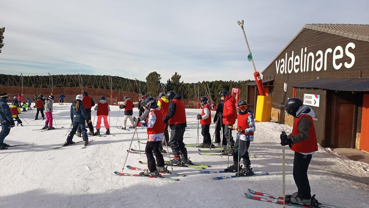 Los alumnos del Colegio Gloria Fuertes de Andorra participan en la Campaña de Esquí Escolar en Valdelinares