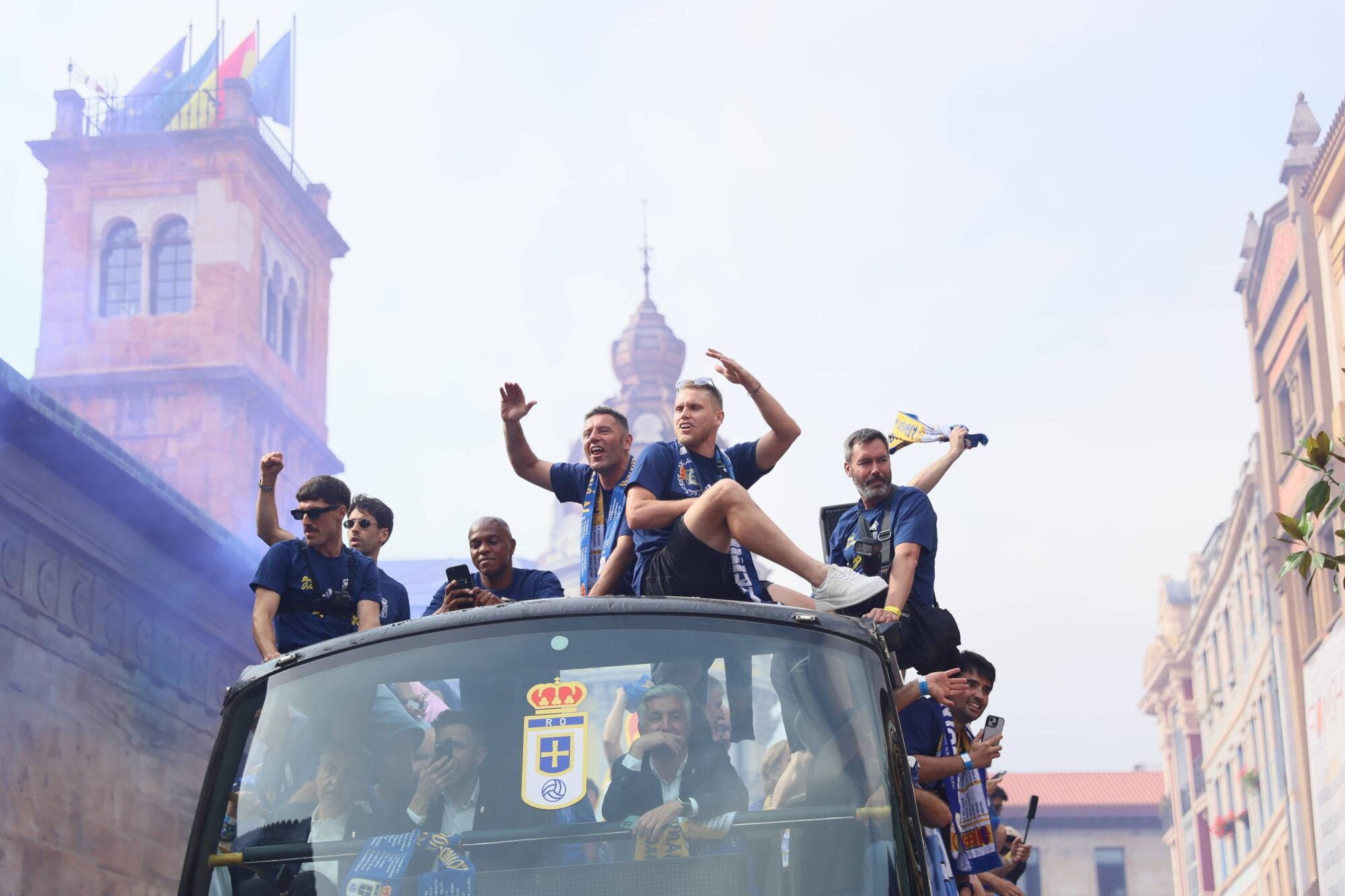 Locura azul en las calles de Oviedo para celebrar el ascenso del equipo a Primera División