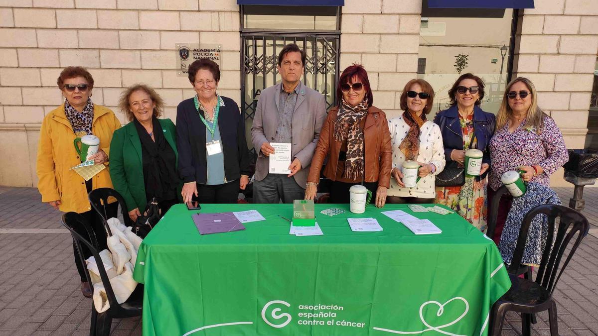 Taula petitòria de la Junta Local contra el Càncer, amb membres de l'associació, l'alcalde d'Alzira i la regidora de Serveis Socials.