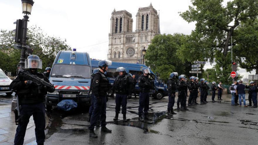 Un policía dispara a un hombre que intentó agredirle en Notre Dame