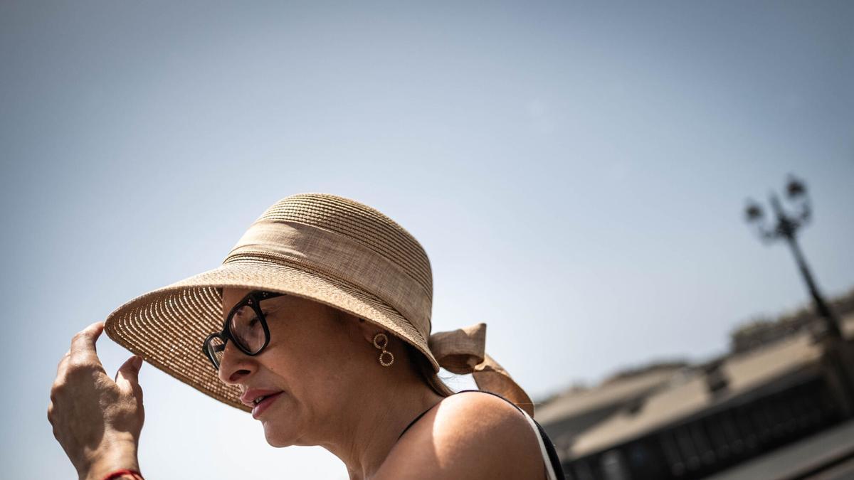 Una mujer se cubre con su sombrero del sol en Santa Cruz de Tenerife