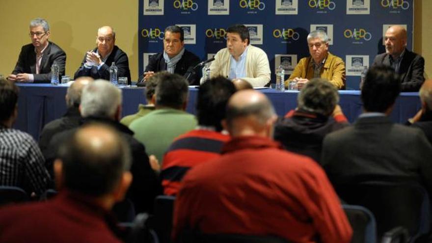 Al fondo, los directivos del Automóvil Club Principado de Asturias. Por la izquierda, Ulpiano Nosty, Fernando Fernández, Julián Moreno, Celso Roces, José Luis Bango y Ubaldo Álvarez.