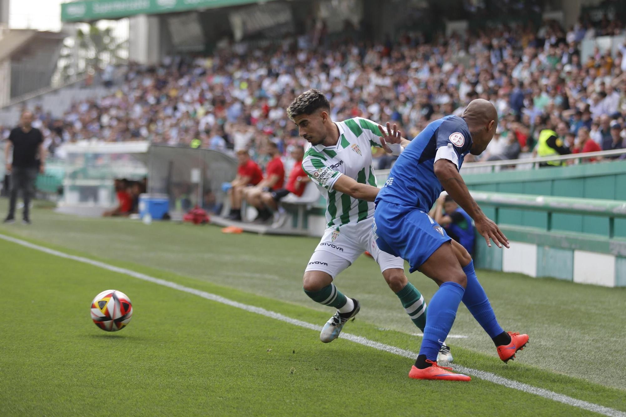 Calderón se va de Biabiany durante el encuentro entre el Córdoba CF y el San Fernando en El Arcángel.