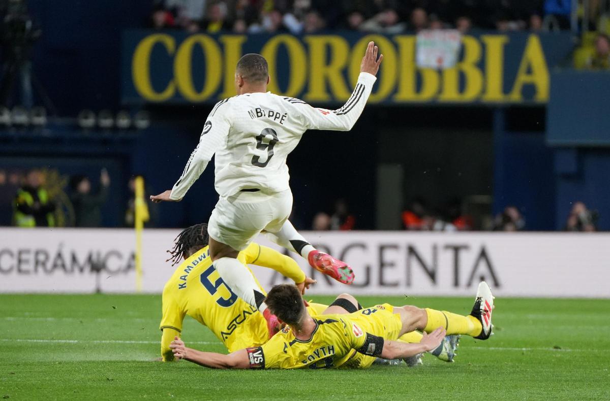 Mbappé supera a Kambwala y Foyth durante el Villarreal-Real Madrid.