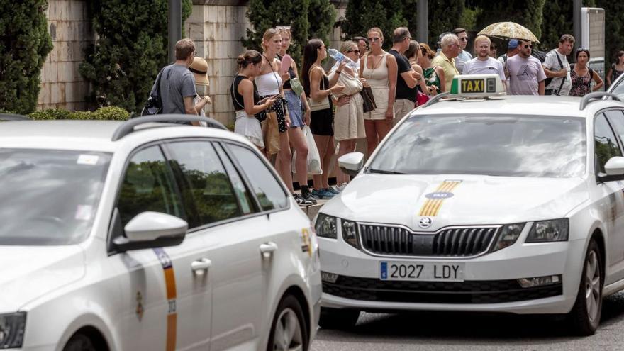 La parada de taxis de la avenida Antoni Maura, en pleno centro de Palma, atestada de turistas. | B.RAMON