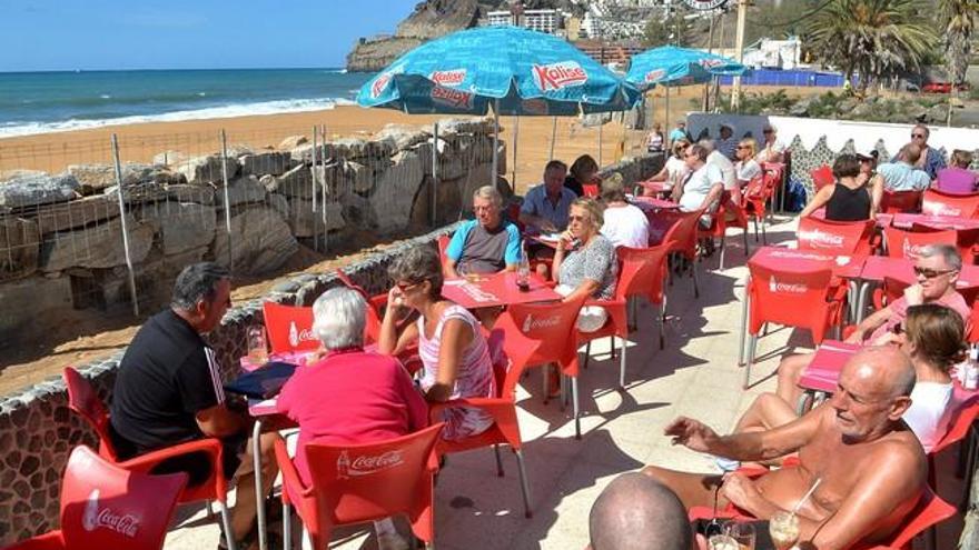 El fuerte oleaje pone de nuevo en jaque a los vecinos de la Playa de Tauro