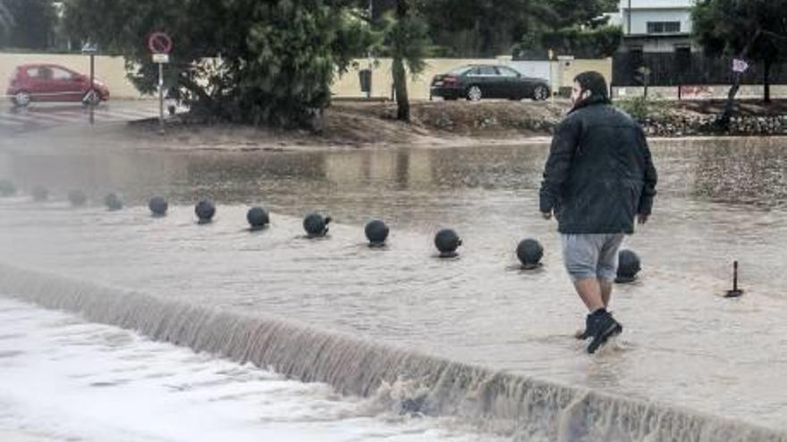 La Rambla de Campoamor quedó completamente inundada, formándose cascadas en los desniveles ante la gran cantidad de agua en todo el cauce de la pedanía oriolana.