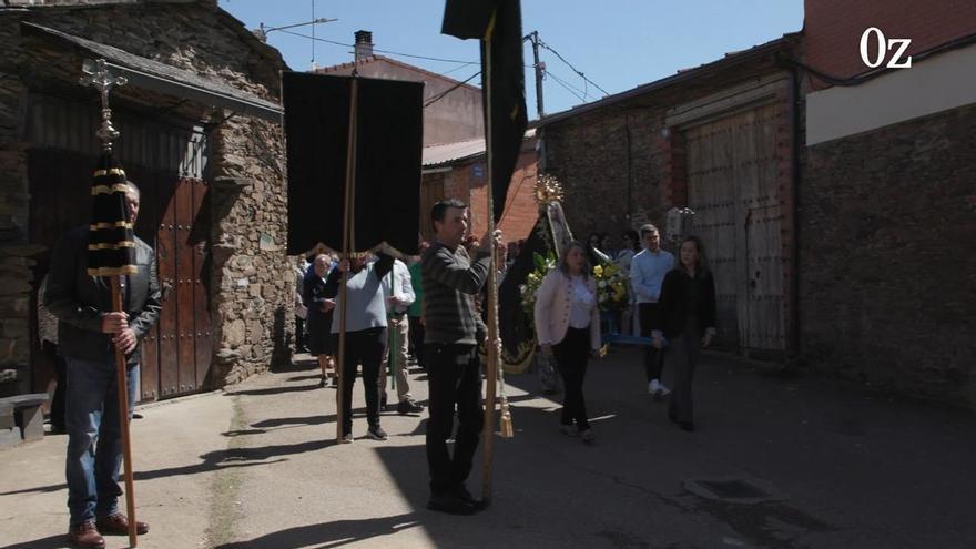 Vuelve a ver en dos minutos la procesión de la Resurrección en Bercianos